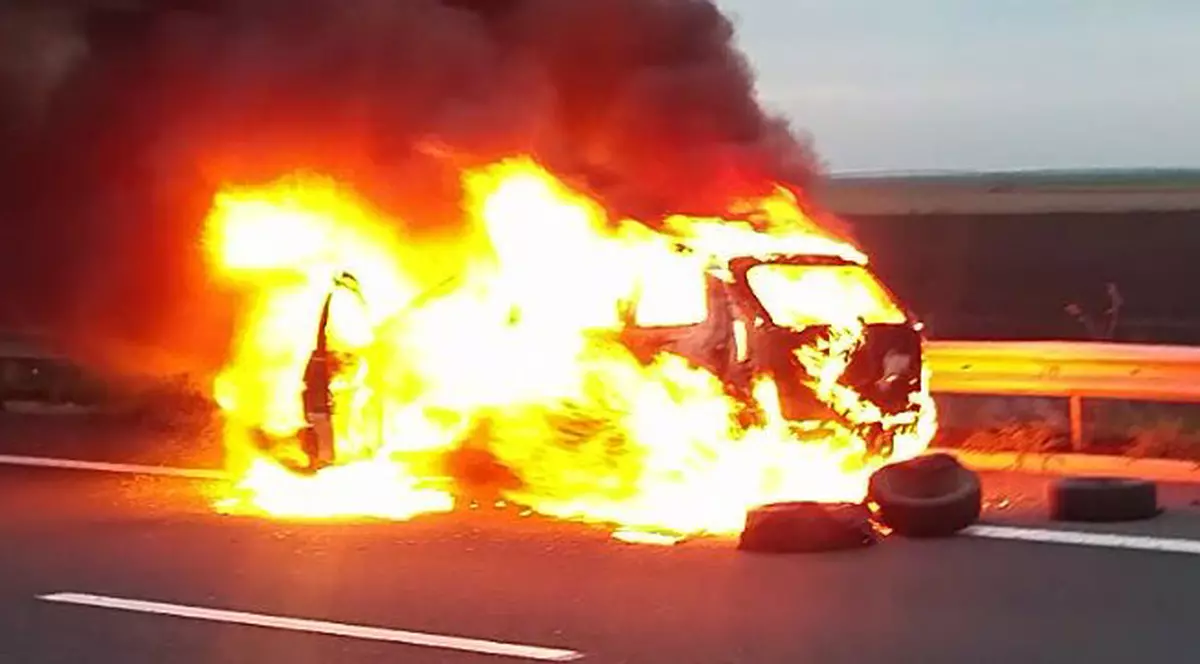 Mașină în flăcări pe A2! A ars ca o torță pe Autostrada Soarelui VIDEO