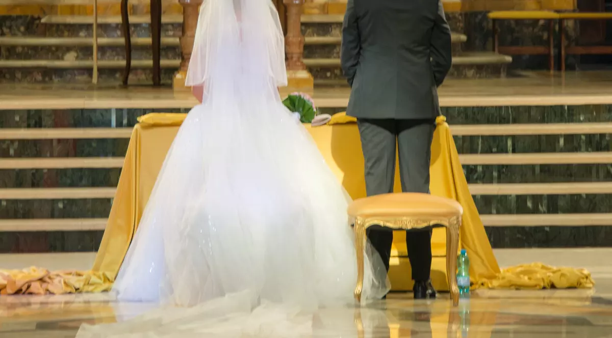 Un cuplu își spune jurămintele de iubire în fața altarului