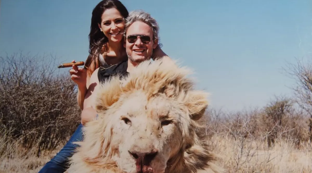 Milionarul si sotia lui s-au pozat zambind langa animalele ucise