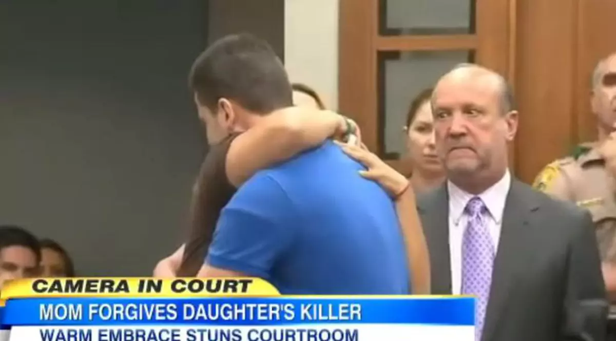 Gest șocant! O mamă l-a îmbrățișat pe cel care i-a ucis fiica!