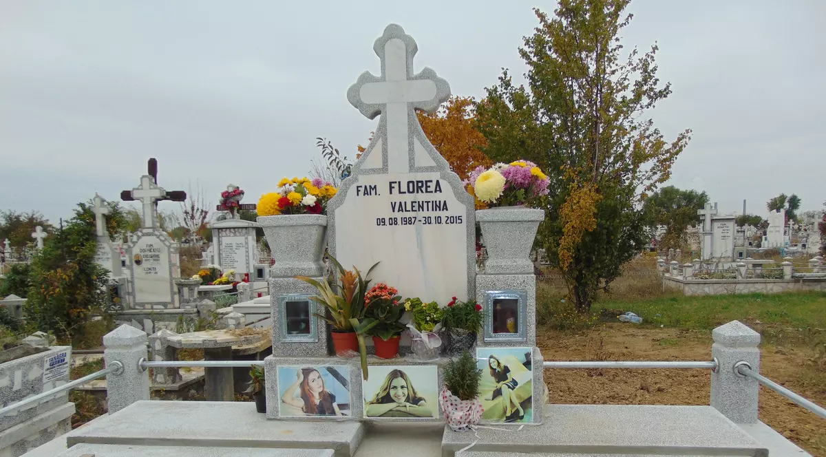 Zâmbetul jucăuș al Tinei, una dintre victimele din Colectiv, răsare din pozele așezate pe mormântul său din Galați