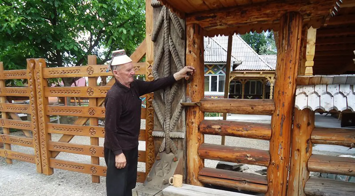 Muzeul din Maramureş unde horinca “izvorăște” la poartă GALERIE FOTO
