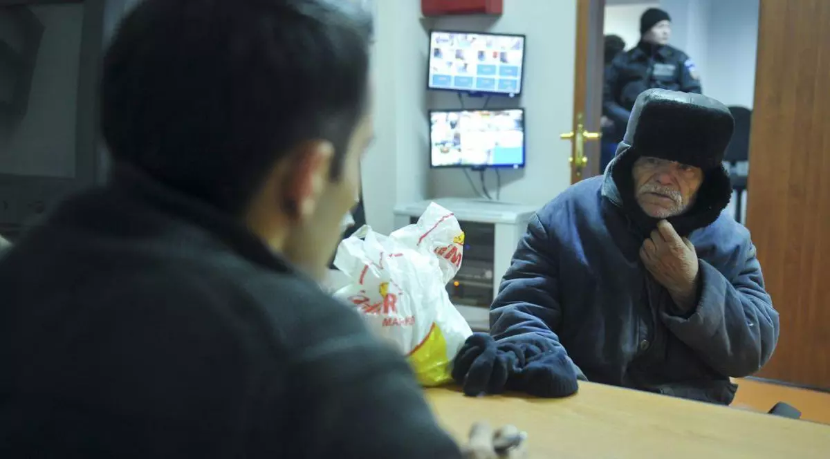 “Dădeau casa în chirie și veneau aici”. Cum au ajuns oamenii străzii să aibă nevoie de zeci de ștampile pentru a se caza într-un adăpost