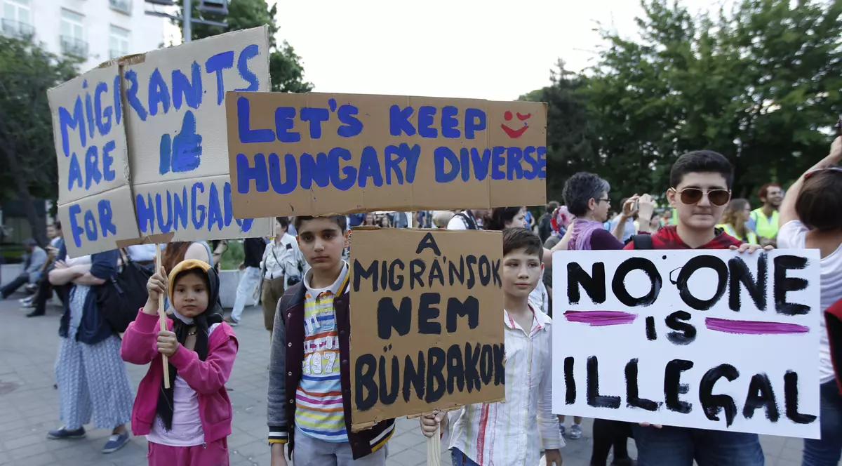 Mai mulți oameni au ieșit pe străzile din Budapesta pentru a-i susține pe migranți înainte de referendumul de duminică