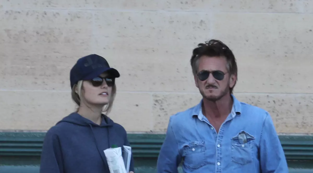 Sean Penn și Leila George, la o plimbare pe străzile din Malibu