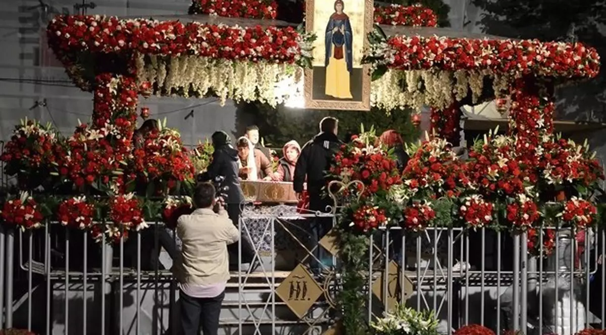 Moaștele Sfintei Parascheva vor fi scoase luni din catedrală! Duminică noaptea sosesc la Iași primii pelerini