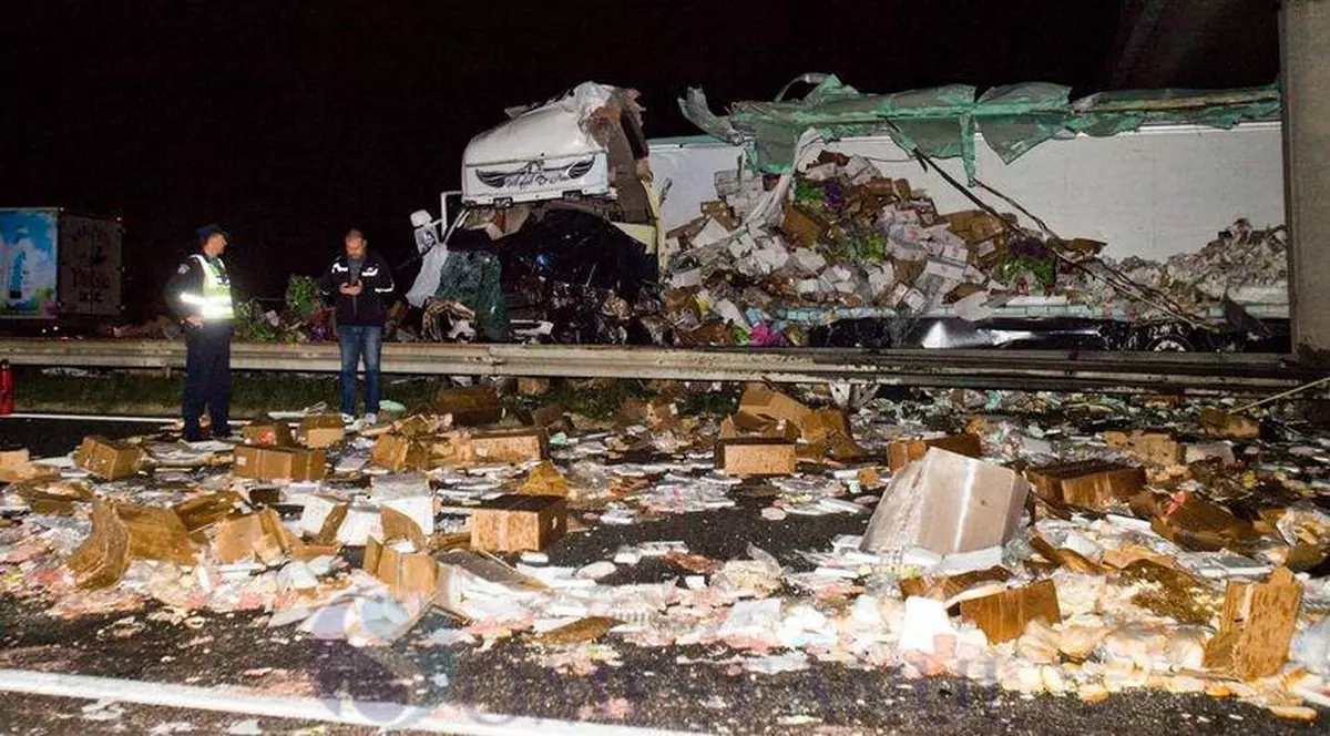 Camionul in care se aflau cei doi români s-a făcut praf