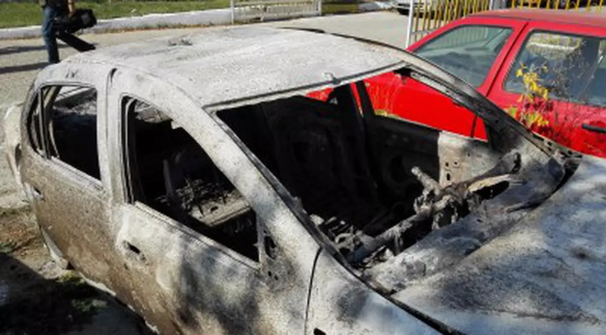 Cursă infernală pentru un taximetrist din Pașcani! Hoții l-au prădat și i-au incendiat mașina