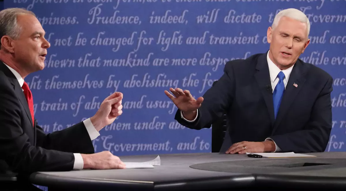 Tim Kaine (stânga) și candidatul republican Mike Pence , în prima dezbatere televizată