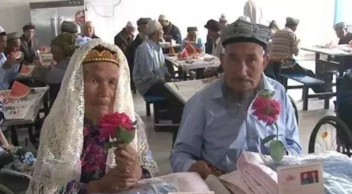 Un bărbat de 71 de ani și-a luat de mireasă o bătrânică de 114 ani. Unde s-au cunoscut