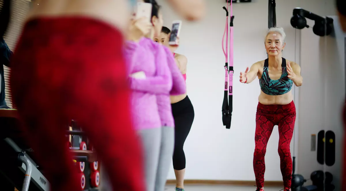 La 71 de ani, femeia face sport alături de persoane mult mai tinere decât ea