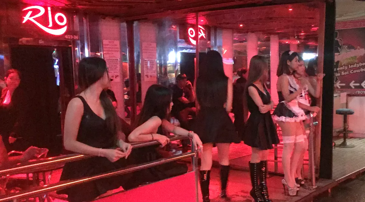 Un an de doliu național în Thailanda | Prostituatele au revenit la muncă, însă în haine negre