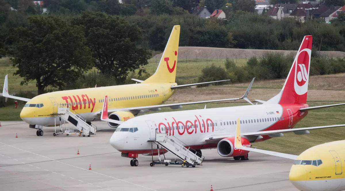 Lufthansa cumpără o parte din Air Berlin pentru 210 milioane de euro, dar Ryanair se plânge la Comisia Europeană din cauza tranzacției. Avioane Air Berlin și Tuifly pe pista unui aeroport