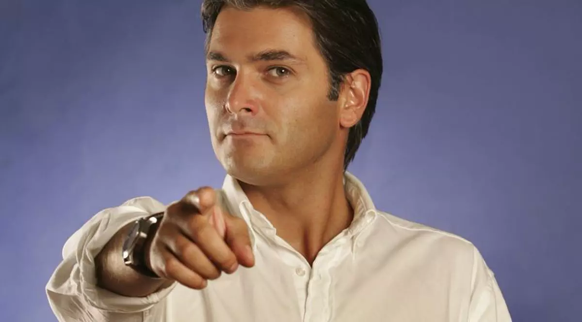 Mircea radu arată cu degetul undeva în fața lui