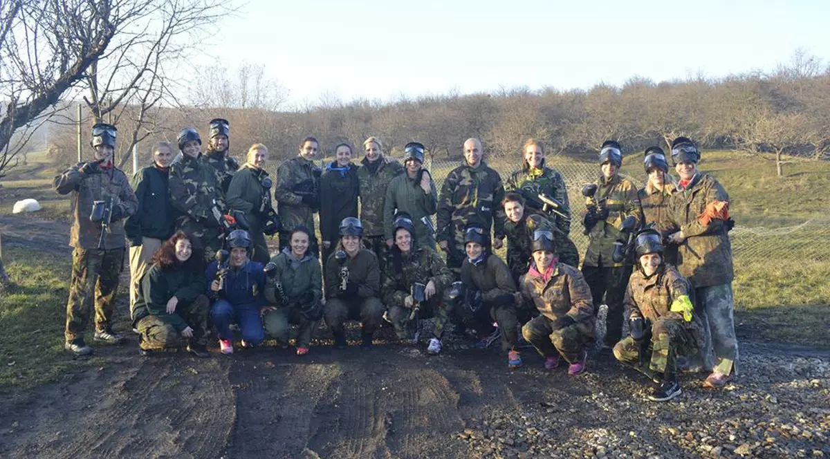 Fotografie de grup cu jucătoarele și oficialii naționalei de handbal a României, în baza de paintball. (FOTO: facebook.com/Federația-Română-De-Handbal-Official)