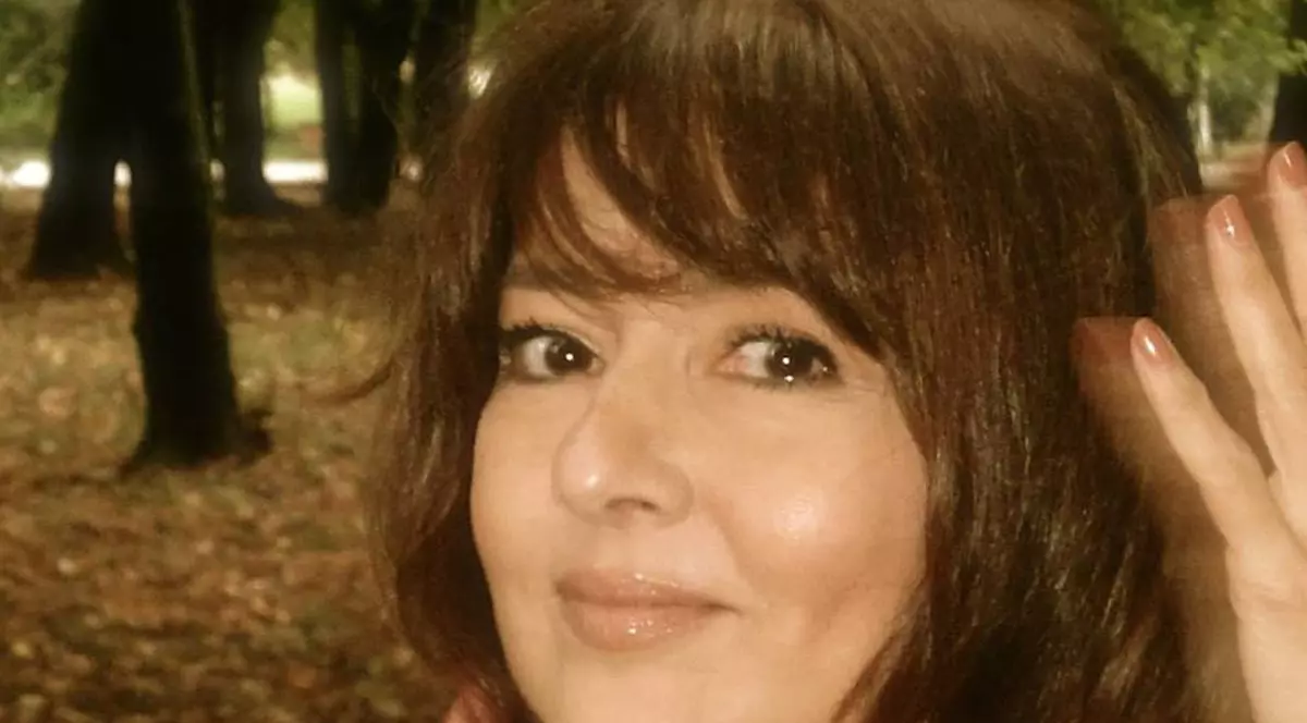 Oana Sârbu, fotografiată în parc, toamna
