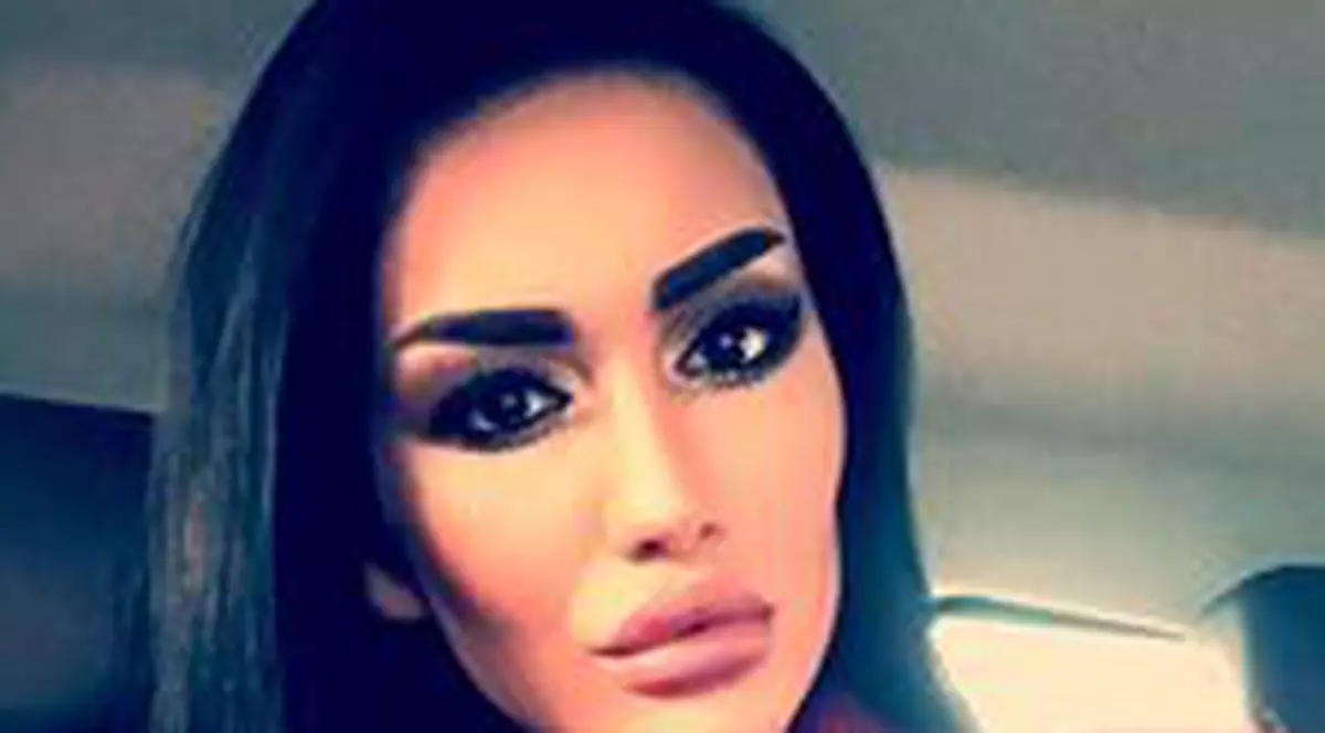 Margherita de la Clejani, îmbrăcată în pulover roșu, își face un selfie