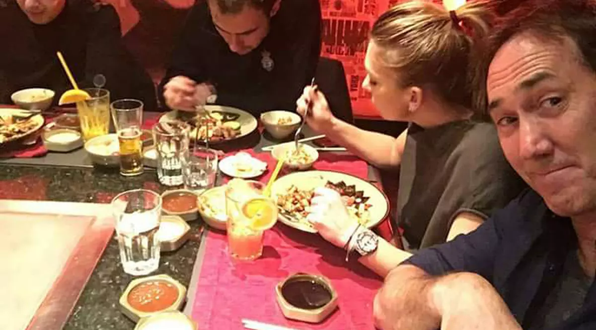 Duminică seară, Simo și echipa au petrecut o seară relaxantă la un restaurant din București.