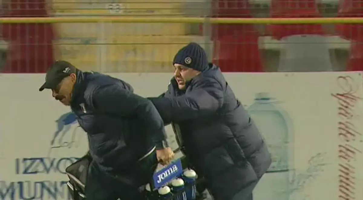 Circ cu Șumudică la meciul Astra - Dinamo! Și-a bruscat maseurul, nervos că acesta nu intervine mai repede