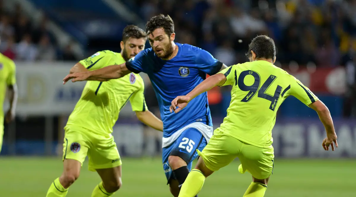 În meciul tur, fotbaliștii de la ASA Tg. Mureș (în galben) au fost învinși de Viitorul cu 3-1. (FOTO: HEPTA)