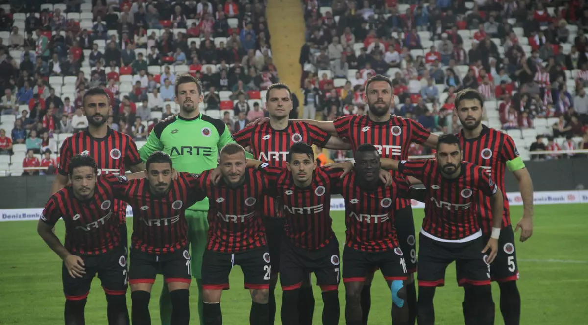 Cosmin Matei, pe rândul de jos, primul din stânga, alături de colegii de la Genclerbirligi.