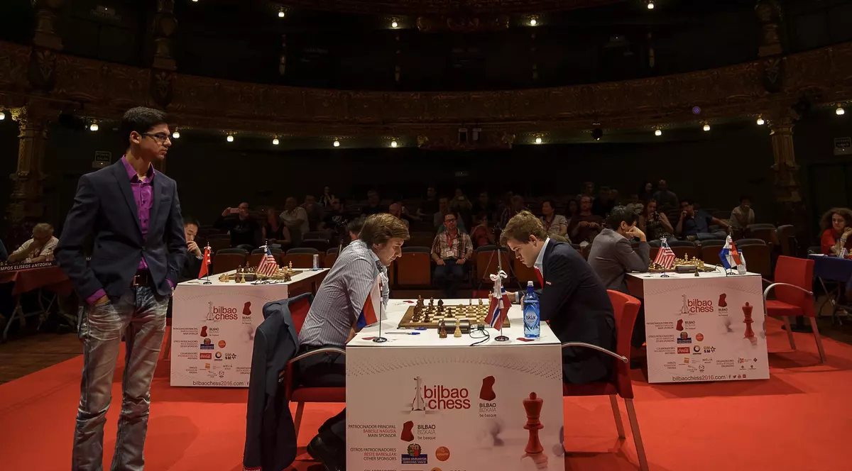 Magnus Carlsen (dreapta) și Serghei Kariakin, în timpul unei partide de șah. (FOTO: EPA)