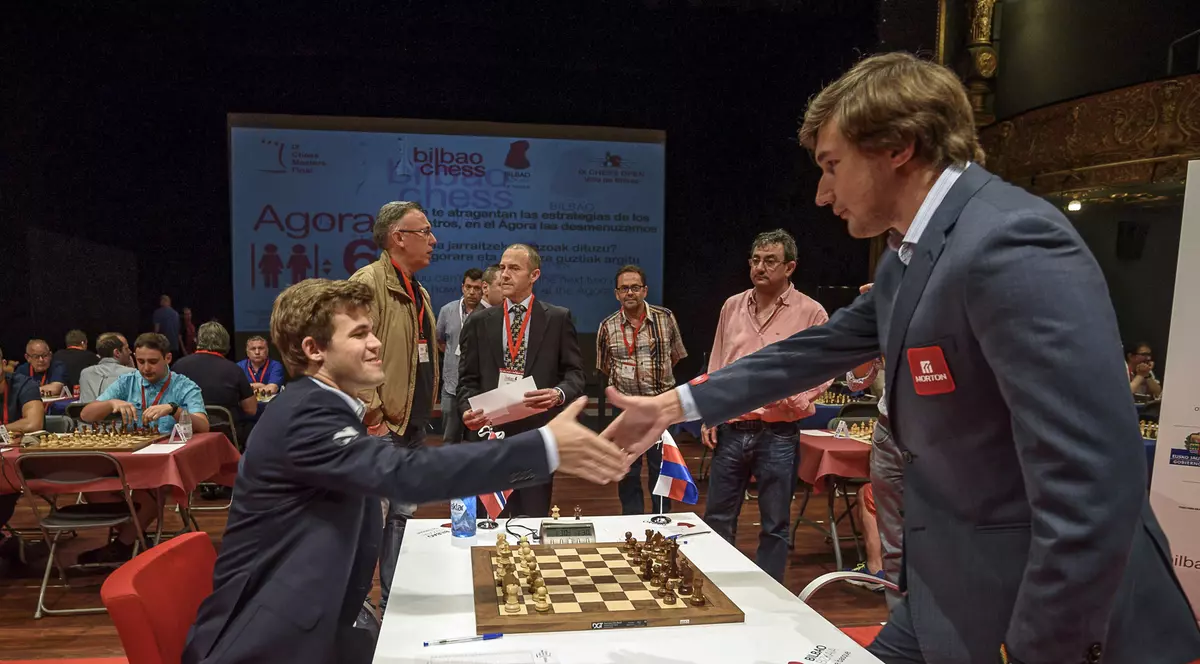 Magnus Carlsen (stânga) îi strânge mâna lui Serghei Kariakin la finalul unei partide de șah. (FOTO: EPA)