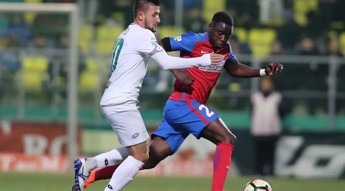 Neluț Roșu (stânga) l-a păcălit pe Moke (dreapta) și a marcat golul victoriei din meciul Chiajna - Steaua 1-0