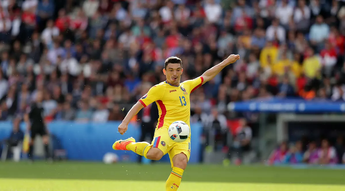 Claudiu Keșeru, șutând la poartă în timpul meciului România - Elveția (1-1) de la Euro 2016. (FOTO: HEPTA)