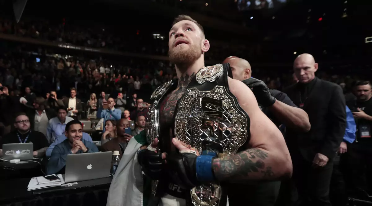 Conor McGregor cu centura de campion UFC la categoria ușoară, după ce l-a învins pe Eddie Alvarez. (FOTO: Agerpres)