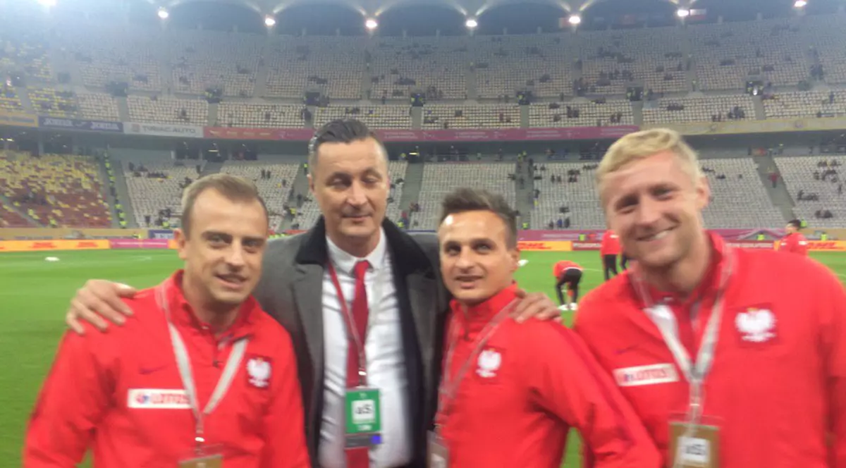 Tomek Hajto, al doilea din stânga, s-a fotografiat cu trei fotbaliști polonezi înaintea meciului cu România