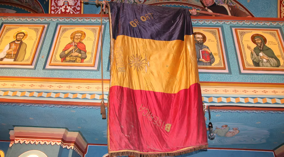Drapel pentru Marea Unire din 1918, salvat de la distrugere. Tricolorul cusut cu fir de aur a fost ascuns sub dușumeaua altarului unei vechi biserici