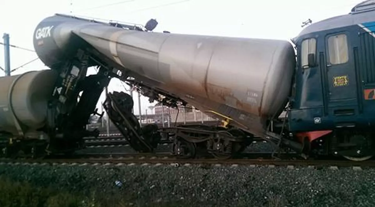 Accident în Gara Arad. O locomotivă condusă de un mecanic beat a lovit o garnitură de cisterne