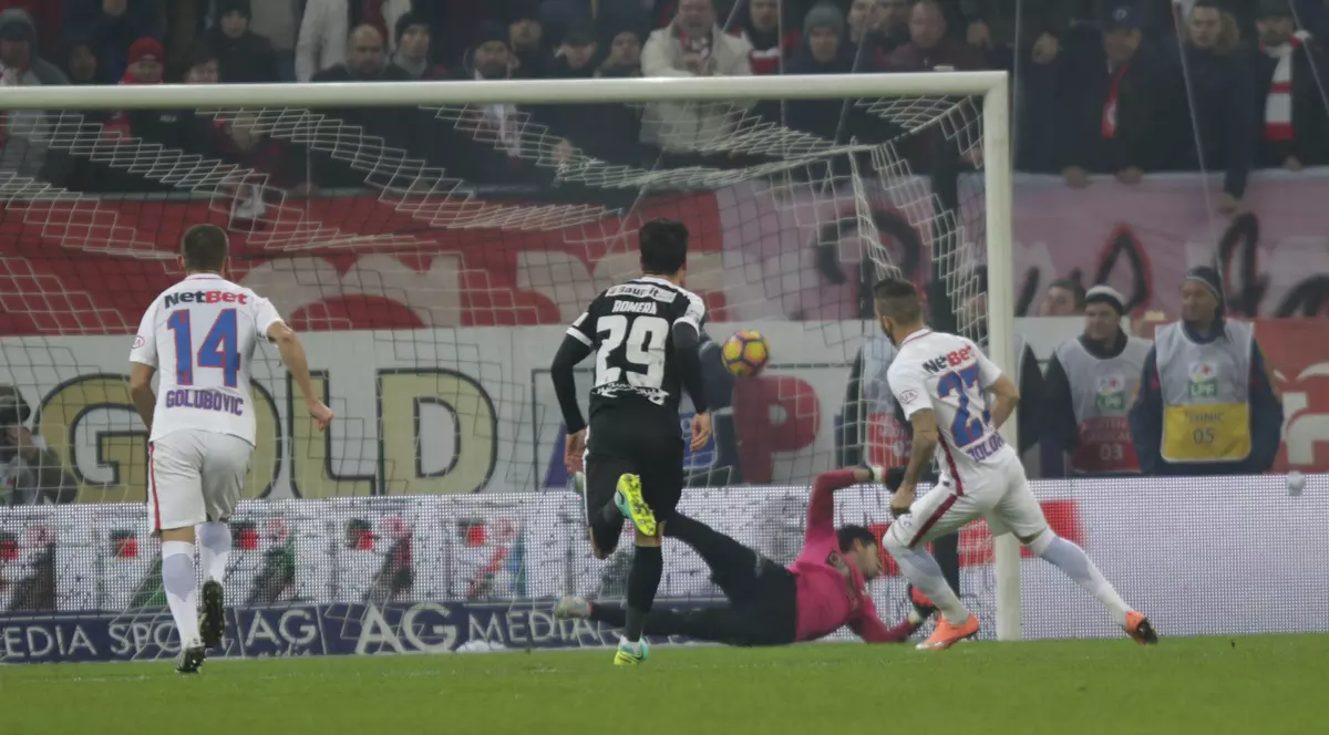 Stelistul Boldrin deschide scorul din penalty în derby-ul cu Dinamo. (FOTO: Vlad Chirea)