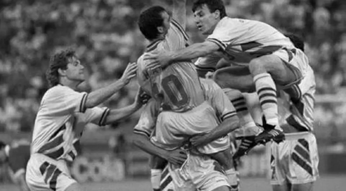 Daniel Prodan (dreapta) s-are să-l felicite pe Gică Hagi (numărul 10) pentru marcarea unui gol în timpul unui meci susținut de naționala României. (FOTO: facebook.com/10GheorgheHagi)