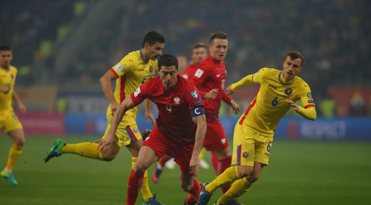 Vlad Chiricheş (în galben) nu a reuşit să-i facă faţă polonezului Robert Lewandowski. (FOTO: Vlad Chirea)