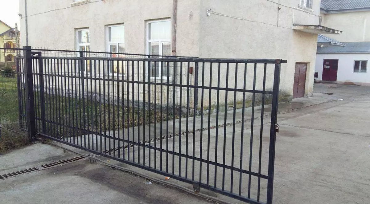 Un copil a fost rănit de poarta școlii în Botoșani. Copilul, în stare gravă la spital
