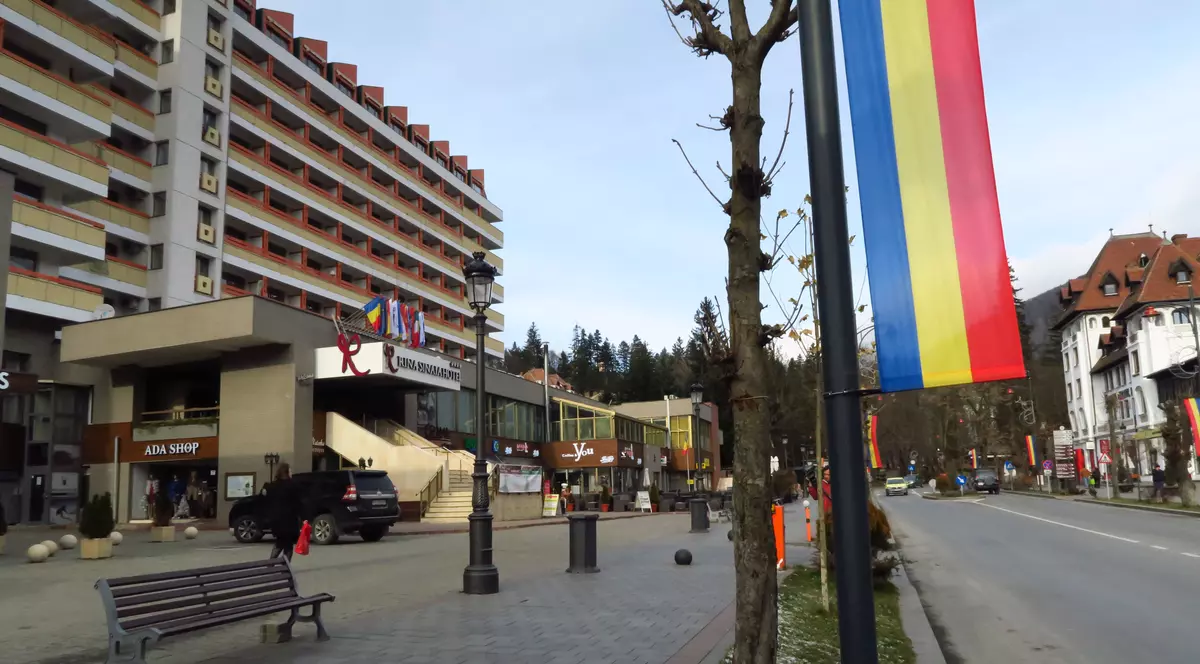 A început vacanța de 1 Decembrie! Turiștii se pot bucura de zăpadă la munte! Cozi la ieșirea din țară