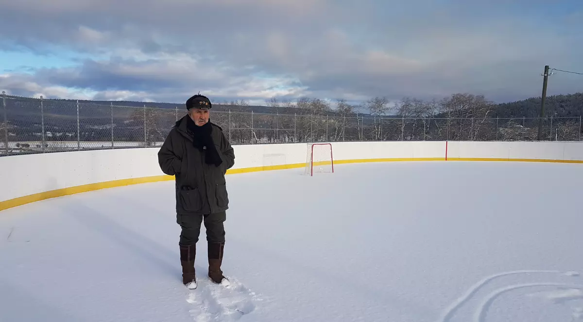 Ion Țiriac fură meserie de la canadieni. A mers într-o comunitate de 400 de suflete, ca să vadă cum se face un patinoar