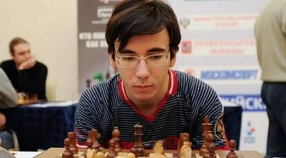 Un mare campion la șah din Rusia a murit după ce a căzut de la etajul 12