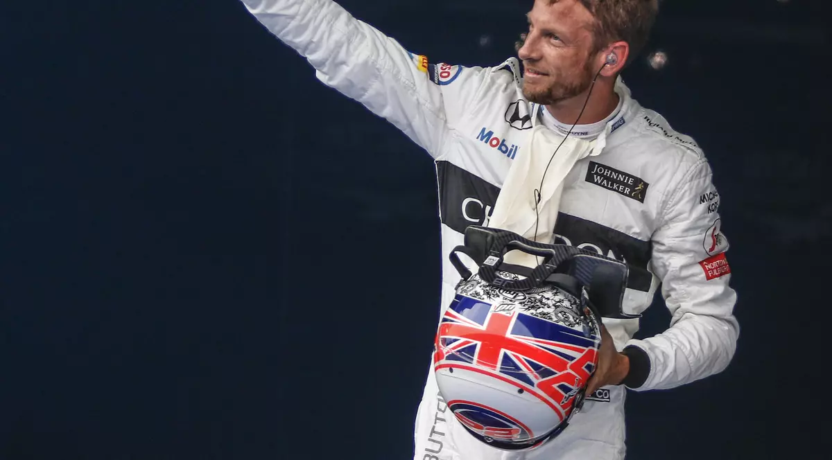 Jenson Button salută publicul la finalul unei curse de Formula 1. (FOTO: EPA)