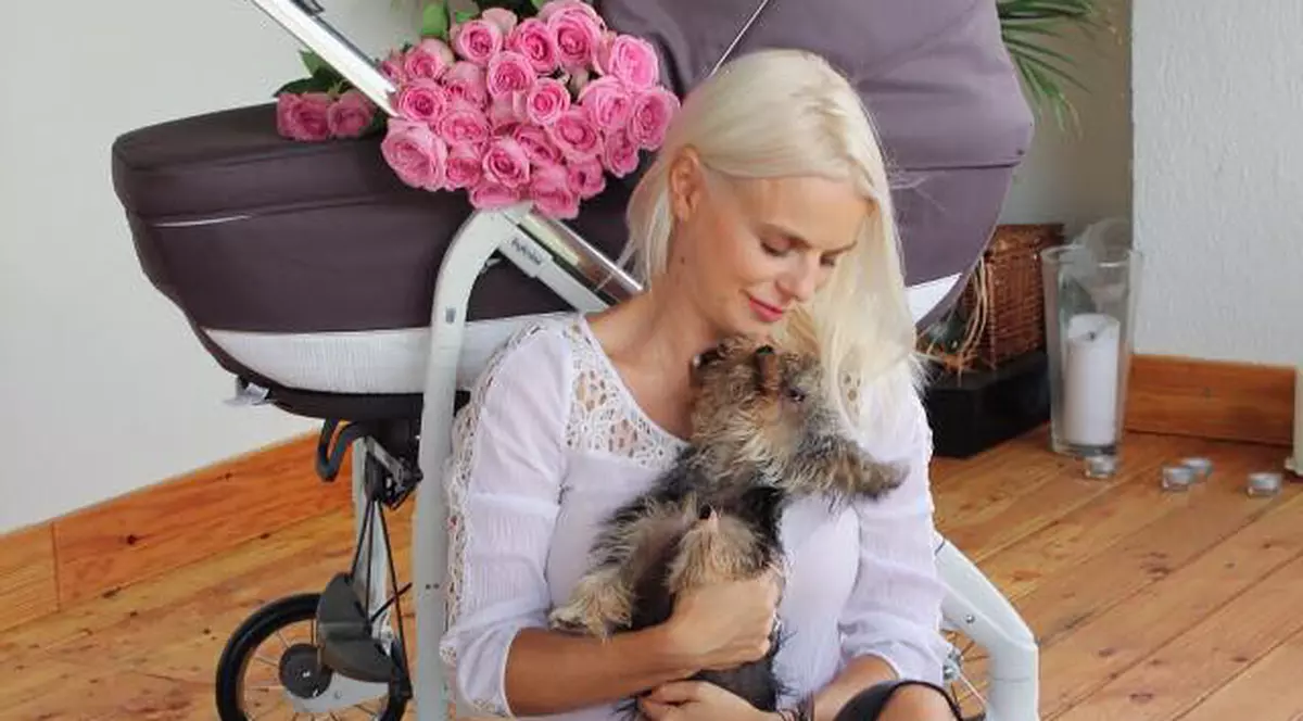 Jojo se pregătește să nască. I-a cumpărat deja hăinuțe