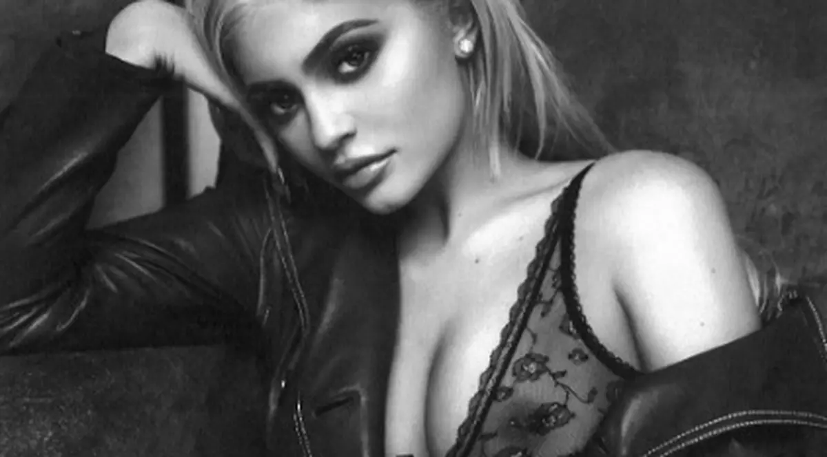 Kylie Jenner seamănă tot mai mult cu Kim Kardashian. Fotografiile îndrăznețe ale mezinei din clanul Kardashian