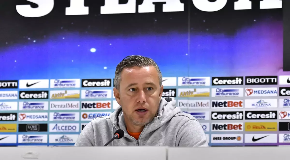 Laurențiu Reghecampf, antrenorul Stelei, răspunde întrebărilor jurnaliștilor în timpul unei conferințe de presă. (FOTO: HEPTA)