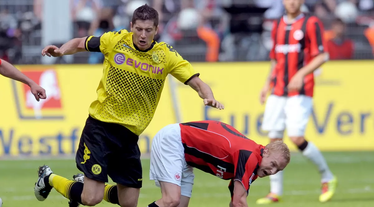 Robert Lewandowski (stânga) a fost ca argintul viu în meciul Borussia Dortmund - Eintracht Frankfurt 3-1, ultimul pentru Christoph Daum pe banca