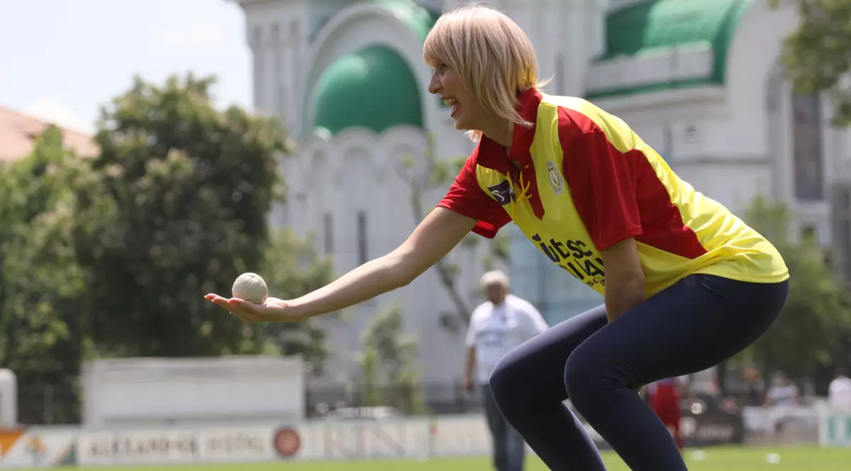 Monica Iagăr, în timpul unei partide demonstrative de oină. (FOTO: Marian Burlacu)