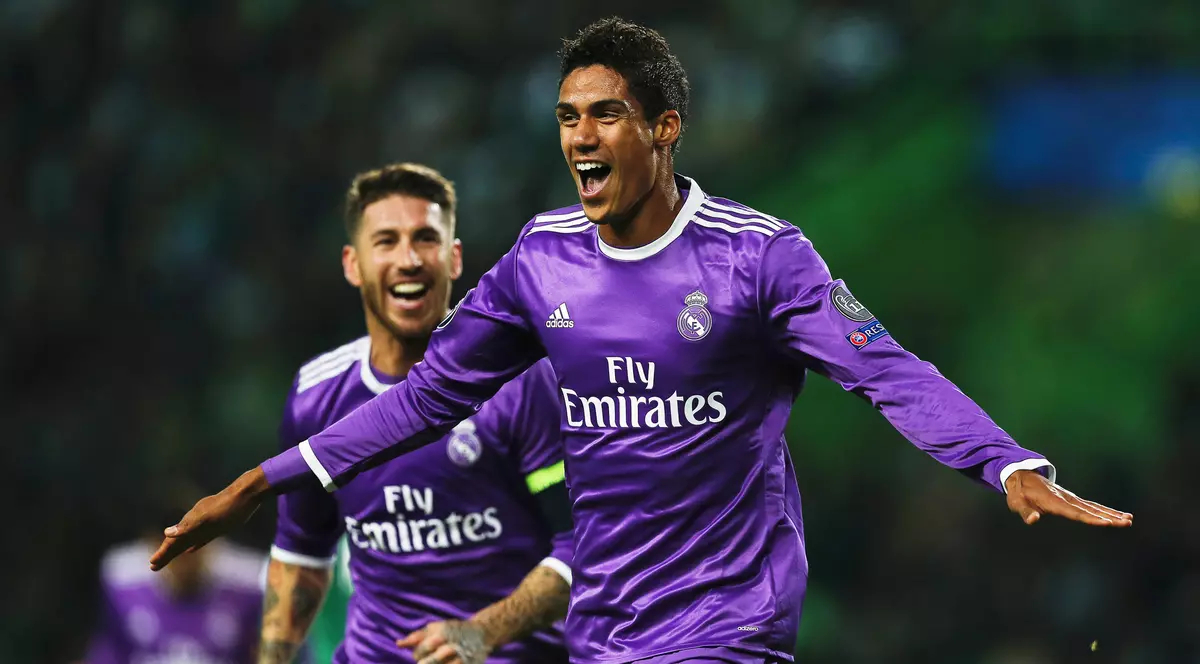 Raphael Varane, fundașul lui Real Madrid, se bucură pentru un gol marcat în poarta lui Sporting Lisabona. (FOTO: EPA)