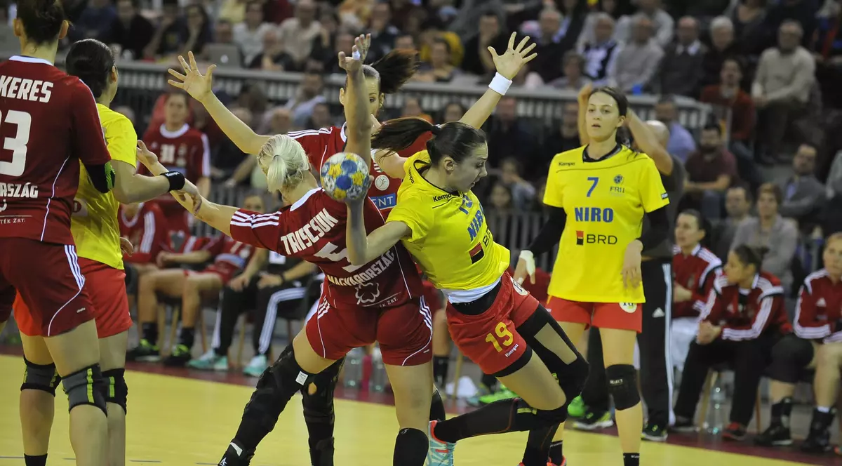 Meciul de handbal feminin dintre România (tricou galben) și Ungaria (tricou roșu), din finalele Trofeului Carpați, disputat în Sala Polivalentă din Cluj-Napoca, duminică 27 noiembrie 2016. (FOTO: HEPTA)