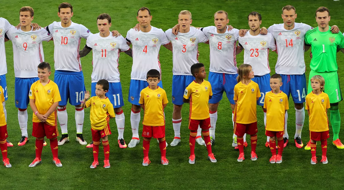 Naționala de fotbal a Rusiei, în momentul intonării imnurilor naționale, înaintea meciului cu Țara Galilor (0-3) de la Euro 2016. (FOTO: EPA)