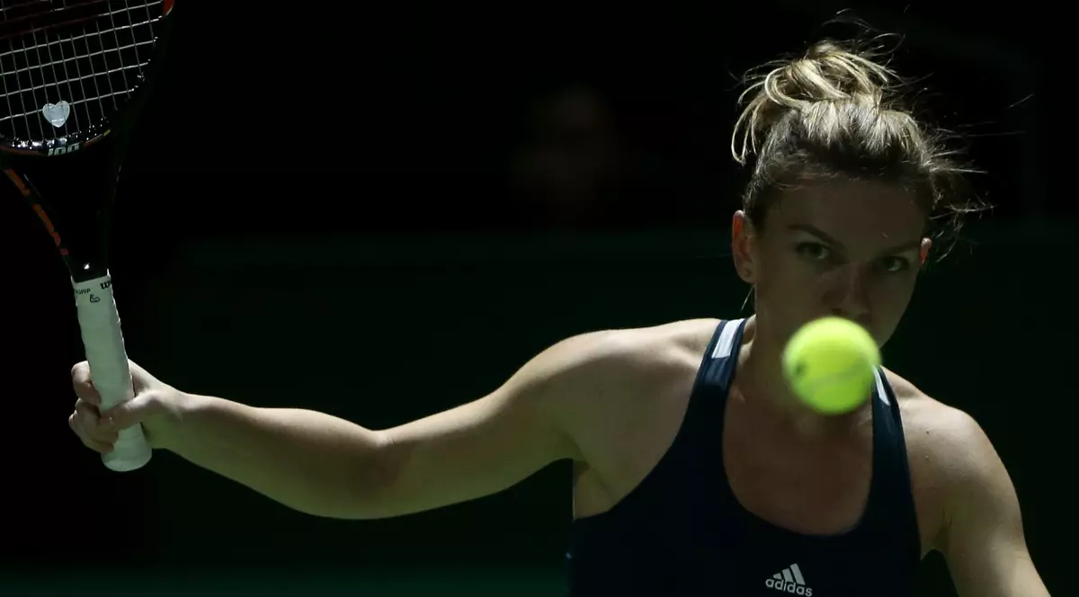 Simona Halep se pregătește să returneze mingea în terenul adversarei, în timpul unui meci de la Turneul Campioanelor 2016. (FOTO: EPA)